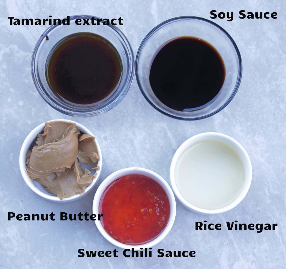 Ingredients needed to make spicy Thai sauce