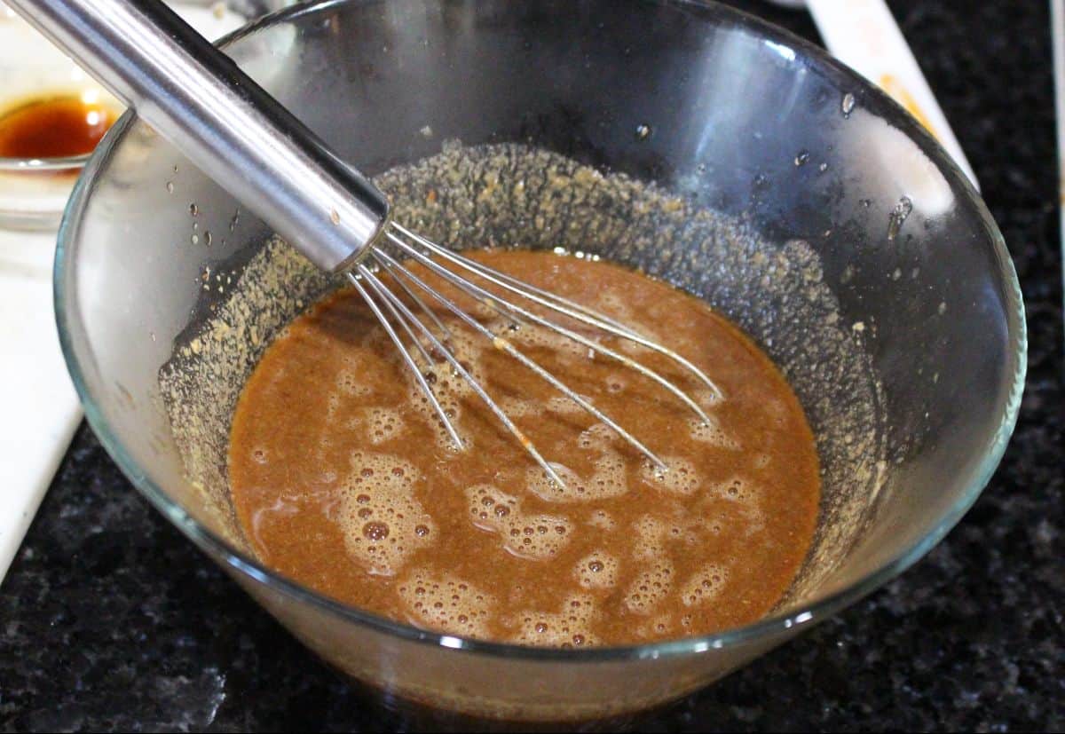 Sauce for noodles with whisk